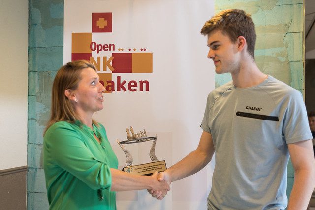 voorzitter KNSB Marleen van Amerongen overhandigt de wisseltrofee aan Casper Schoppen (foto Harry Gielen)