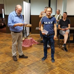 Mees van Osch krijgt de eerste prijs uitgereikt door Ap Lammers van het organisatiecomité