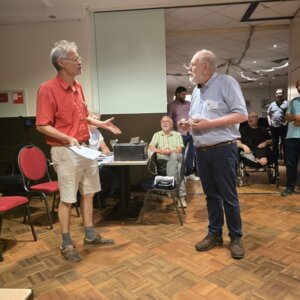 Rob Bertholee (links) legt het nog eens uit aan onze toernooidirecteur Ap Lammers; op de achtergrond arbiter speciale toernooien Nico Bosman.