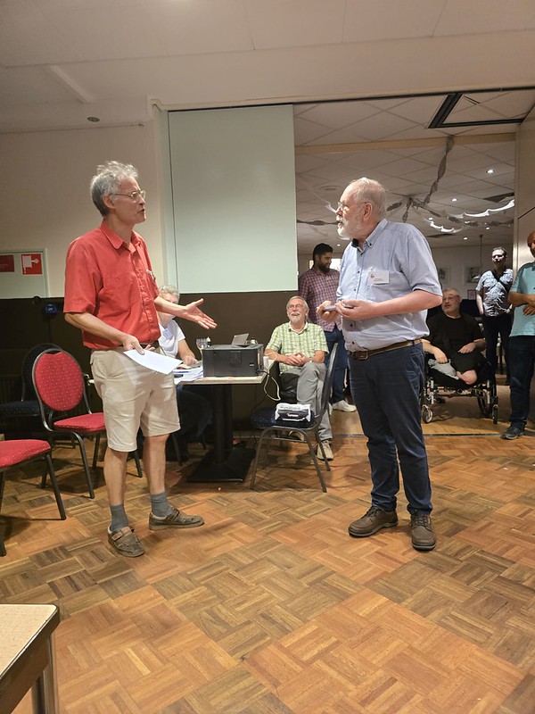 Rob Bertholee (links) legt het nog eens uit aan onze toernooidirecteur Ap Lammers; op de achtergrond arbiter speciale toernooien Nico Bosman.