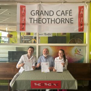 Stephanie en Michael Crum, uitbaters van het Grand Café Theothorne, en toernooidirecteur Ap Lammers