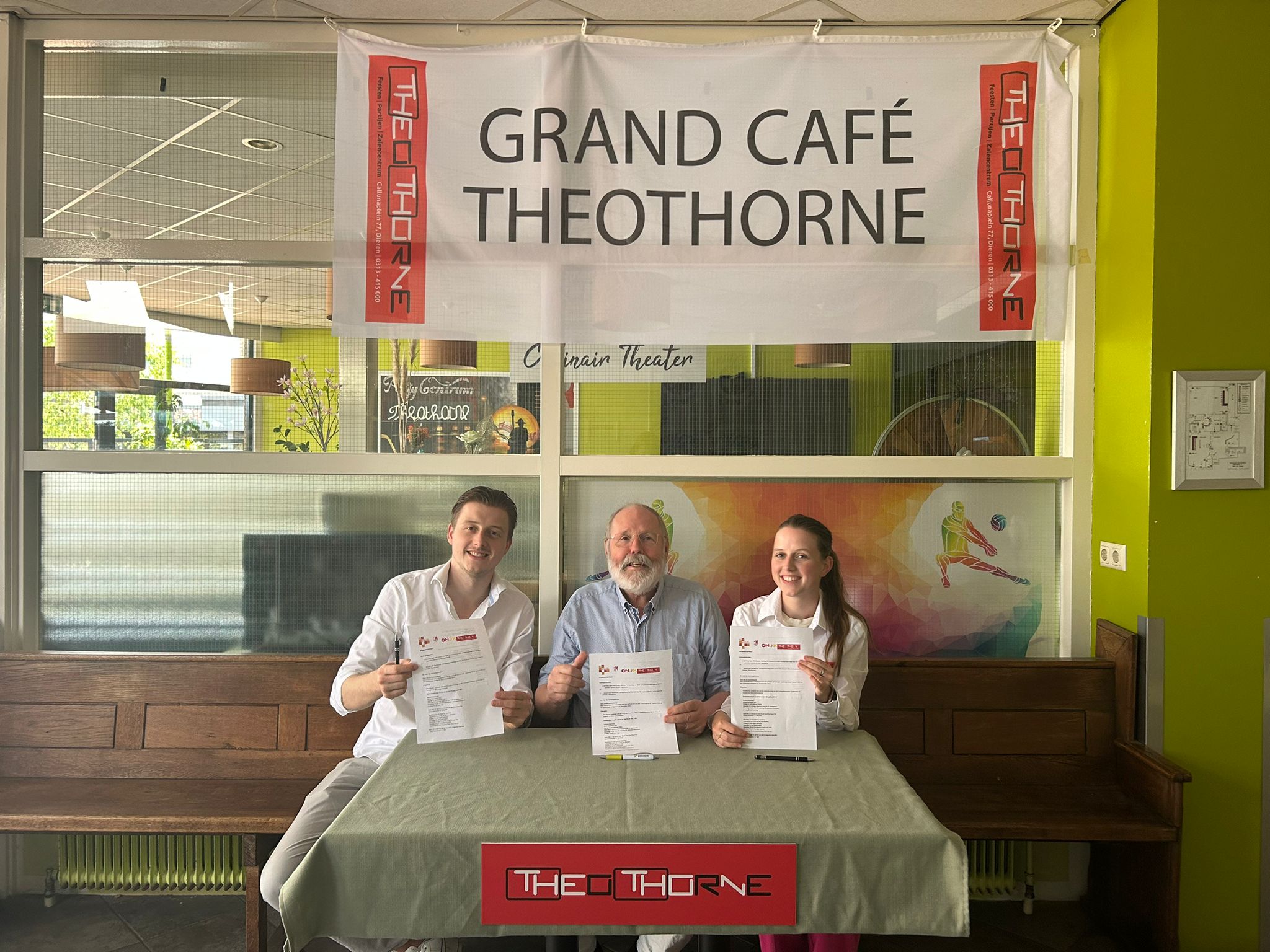 Stephanie en Michael Crum, uitbaters van het Grand Café Theothorne, en toernooidirecteur Ap Lammers