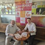 Michael Crum, namens Grand Café Theothorne, en Ap Lammers, toernooidirecteur van het Open Nederlands Schaakkampioenschap