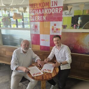 Michael Crum, namens Grand Café Theothorne, en Ap Lammers, toernooidirecteur van het Open Nederlands Schaakkampioenschap
