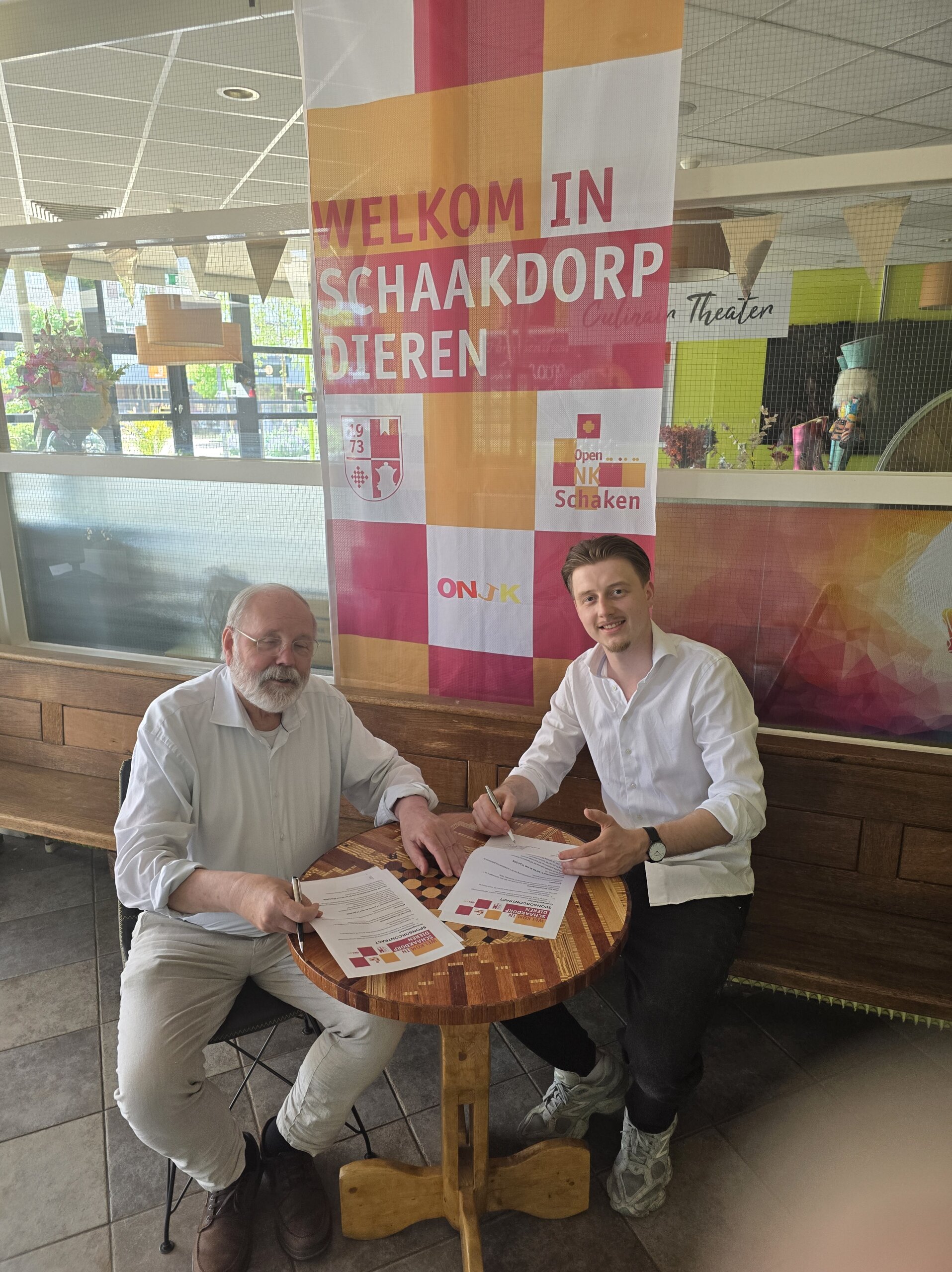 Michael Crum, namens Grand Café Theothorne, en Ap Lammers, toernooidirecteur van het Open Nederlands Schaakkampioenschap